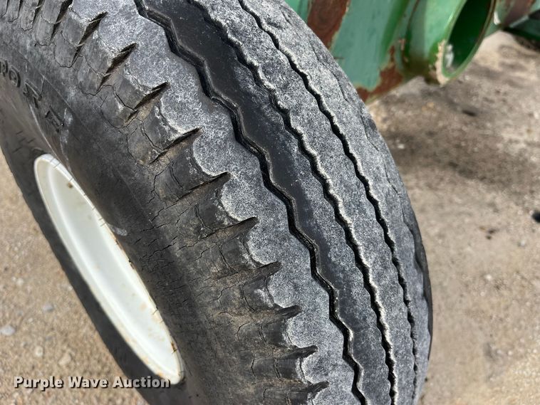 image for item MW9451 2012 John Deere 608C  corn head