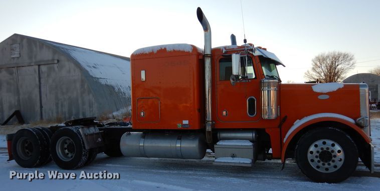 image for item DF8294 2003 Peterbilt 379  semi truck