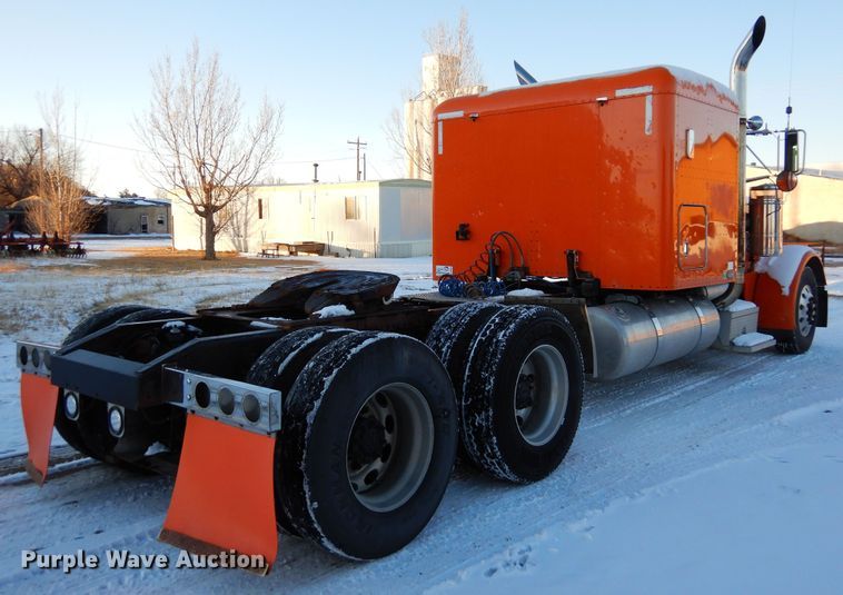 image for item DF8294 2003 Peterbilt 379  semi truck