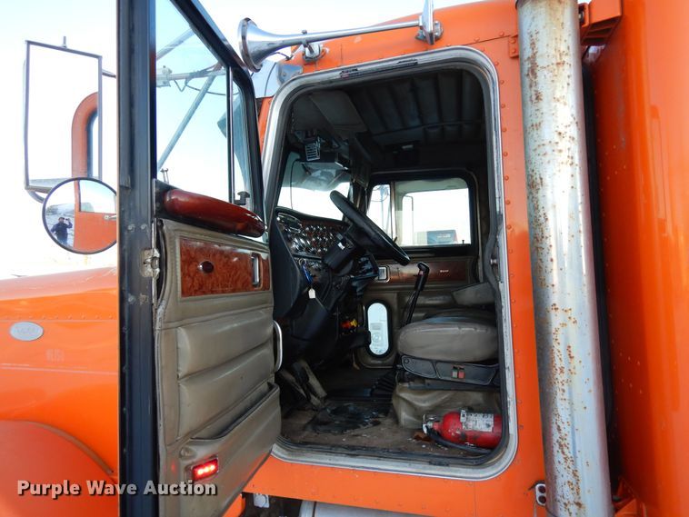 image for item DF8294 2003 Peterbilt 379  semi truck