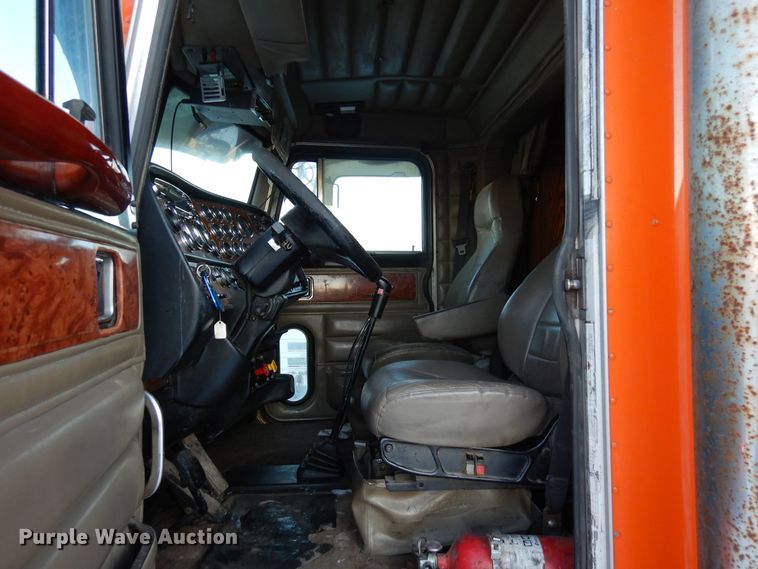 image for item DF8294 2003 Peterbilt 379  semi truck