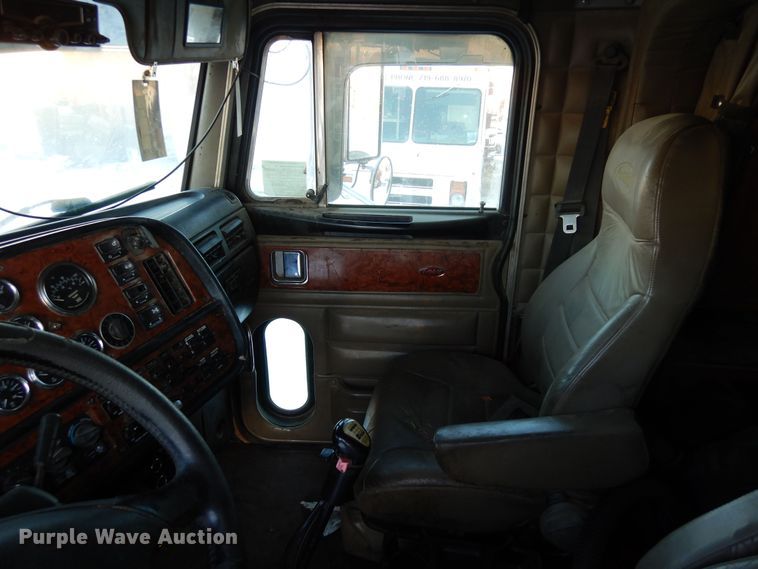 image for item DF8294 2003 Peterbilt 379  semi truck