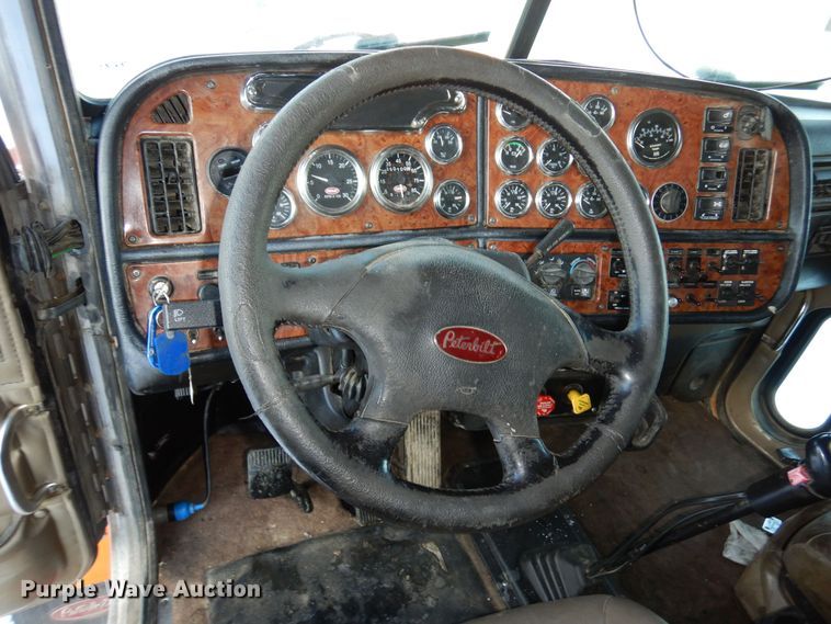 image for item DF8294 2003 Peterbilt 379  semi truck