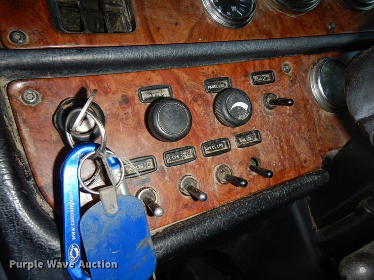 image for item DF8294 2003 Peterbilt 379  semi truck