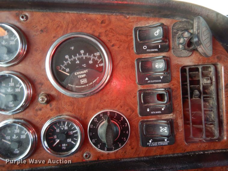 image for item DF8294 2003 Peterbilt 379  semi truck