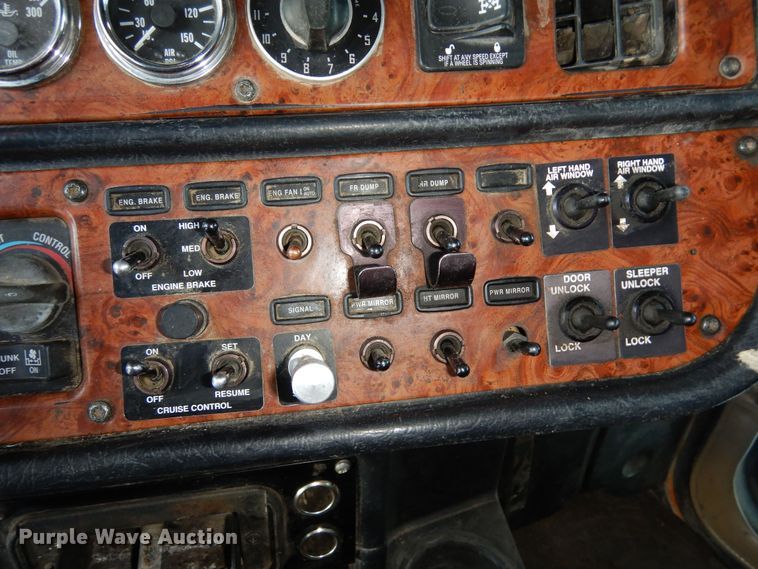 image for item DF8294 2003 Peterbilt 379  semi truck