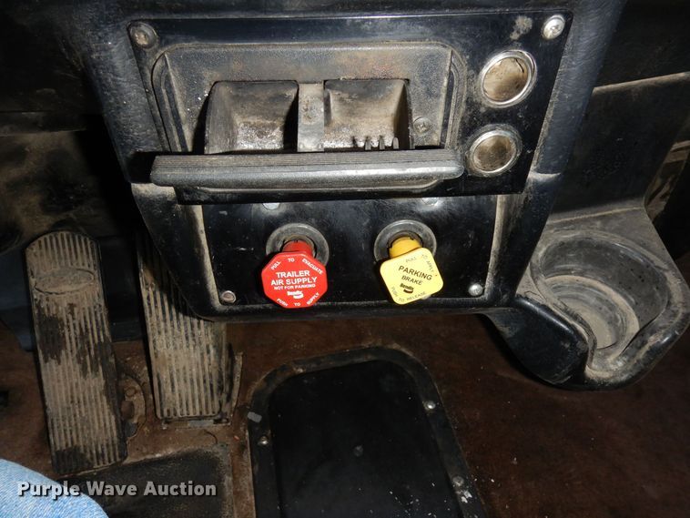 image for item DF8294 2003 Peterbilt 379  semi truck