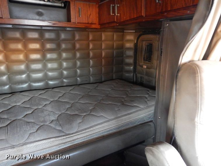 image for item DF8294 2003 Peterbilt 379  semi truck