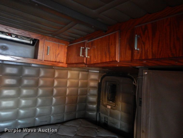 image for item DF8294 2003 Peterbilt 379  semi truck