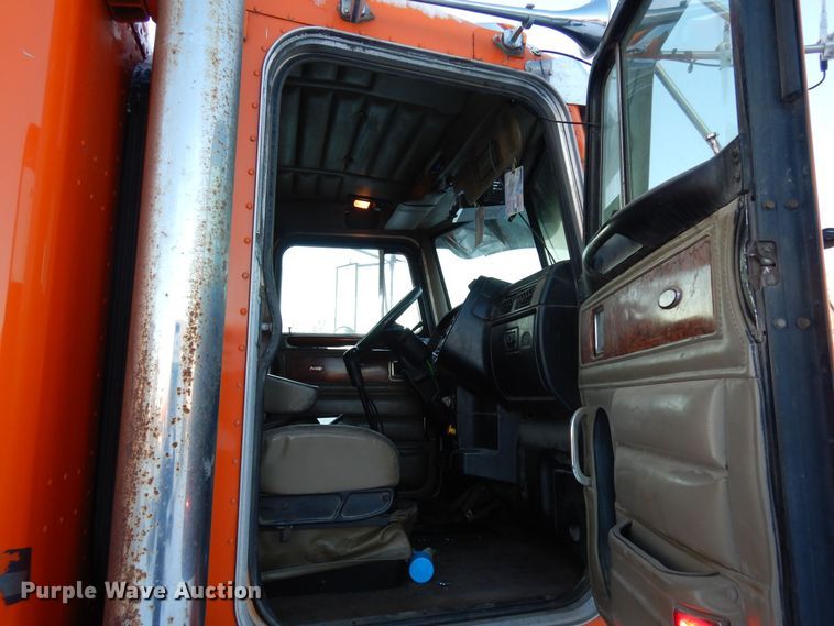 image for item DF8294 2003 Peterbilt 379  semi truck