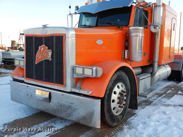 image for item DF8294 2003 Peterbilt 379  semi truck