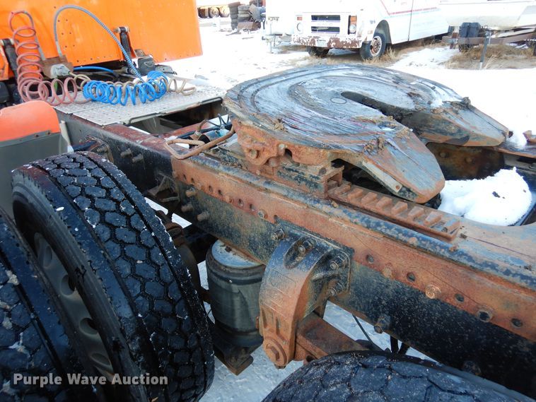 image for item DF8294 2003 Peterbilt 379  semi truck