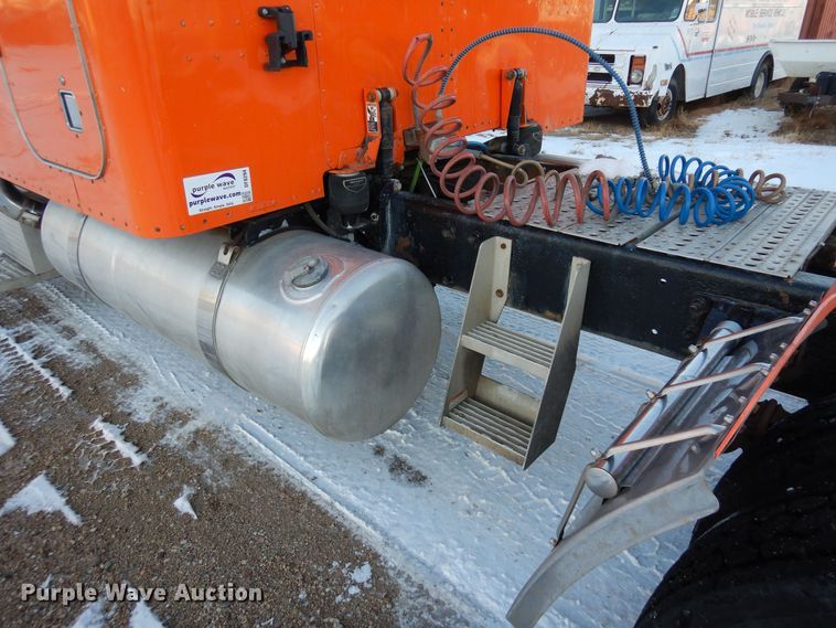 image for item DF8294 2003 Peterbilt 379  semi truck