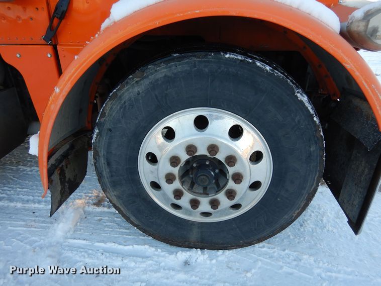 image for item DF8294 2003 Peterbilt 379  semi truck