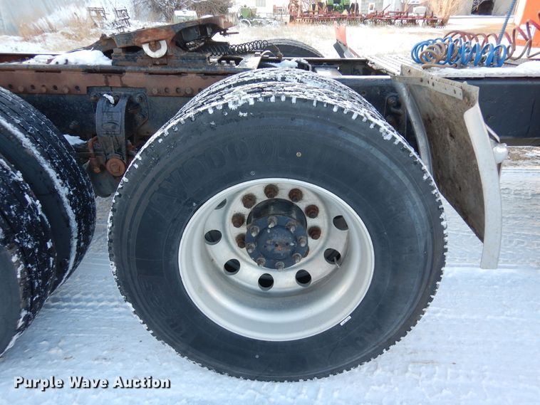 image for item DF8294 2003 Peterbilt 379  semi truck