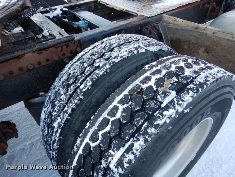 image for item DF8294 2003 Peterbilt 379  semi truck