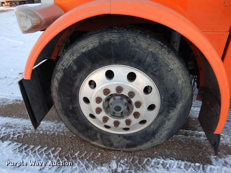 image for item DF8294 2003 Peterbilt 379  semi truck