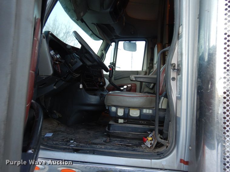 image for item DF8295 2010 International Lonestar  semi truck