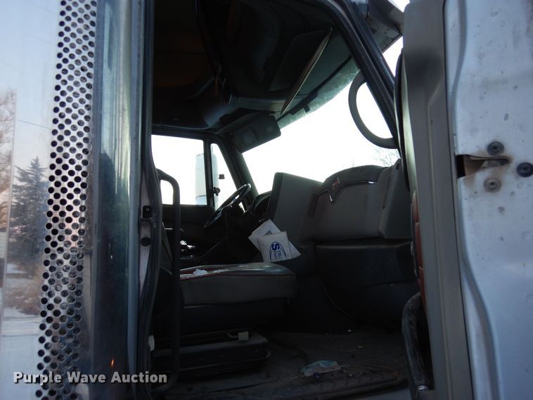 image for item DF8295 2010 International Lonestar  semi truck