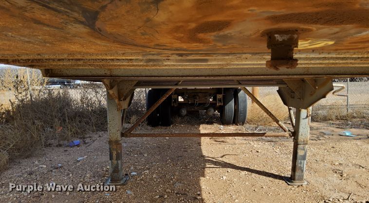 image for item DK6495 1984 Fruehauf Road Systems  dry van trailer