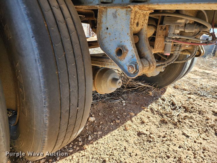 image for item DK6495 1984 Fruehauf Road Systems  dry van trailer