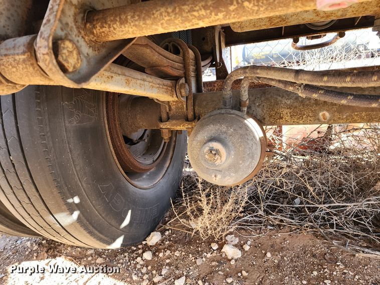 image for item DK6495 1984 Fruehauf Road Systems  dry van trailer