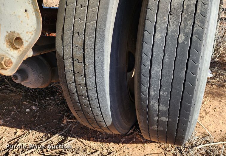 image for item DK6495 1984 Fruehauf Road Systems  dry van trailer