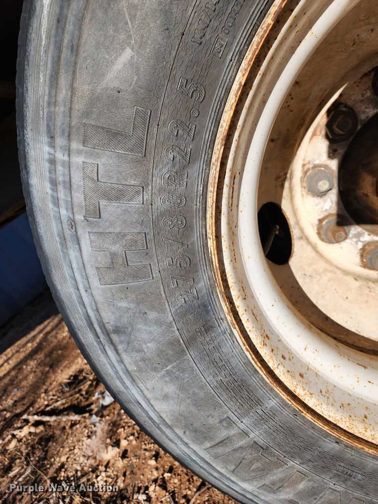 image for item DK6495 1984 Fruehauf Road Systems  dry van trailer