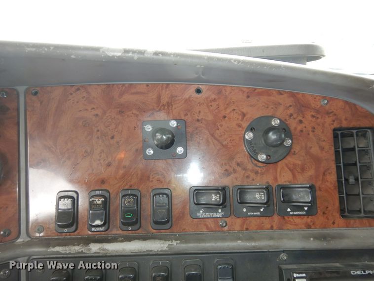 image for item DK7559 2007 Peterbilt 387  semi truck