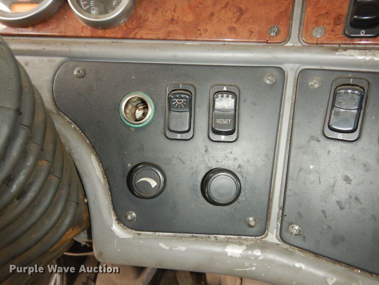 image for item DK7559 2007 Peterbilt 387  semi truck