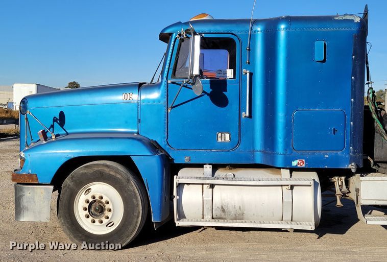 image for item DM8080 1993 Freightliner FLD120  semi truck