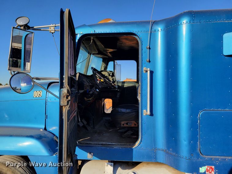 image for item DM8080 1993 Freightliner FLD120  semi truck