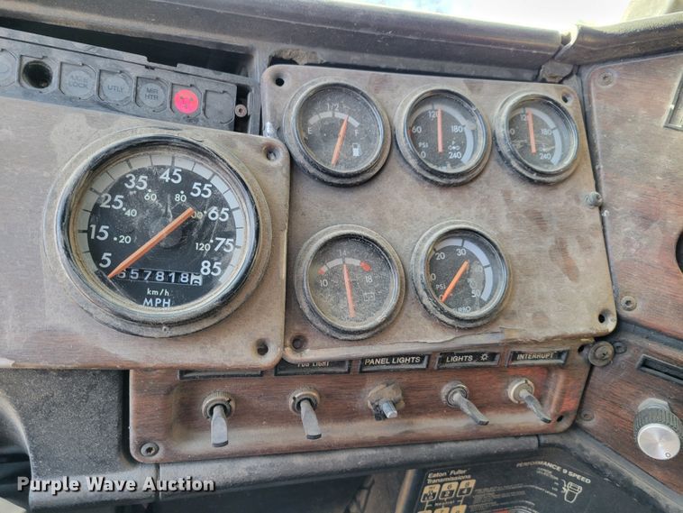 image for item DM8080 1993 Freightliner FLD120  semi truck