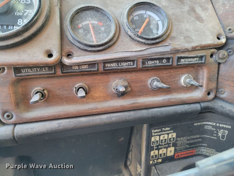 image for item DM8080 1993 Freightliner FLD120  semi truck