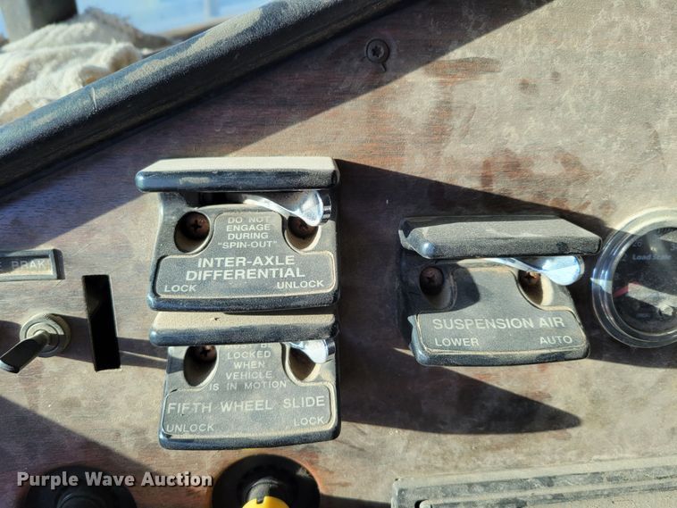 image for item DM8080 1993 Freightliner FLD120  semi truck