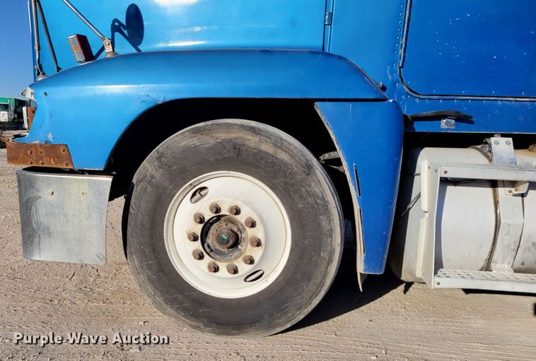 image for item DM8080 1993 Freightliner FLD120  semi truck