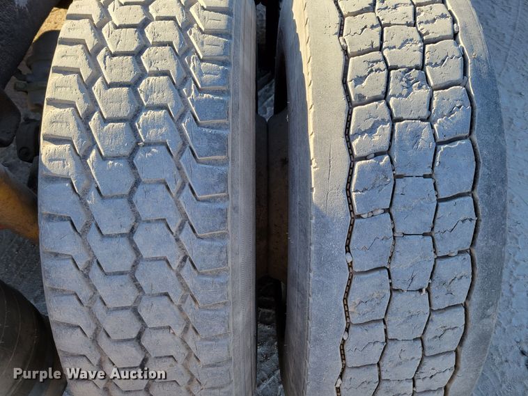 image for item DM8080 1993 Freightliner FLD120  semi truck