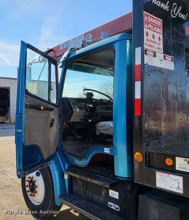 image for item DO3532 2004 Freightliner FL80 flatbed truck