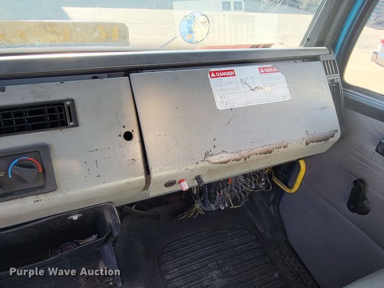 image for item DO3532 2004 Freightliner FL80 flatbed truck