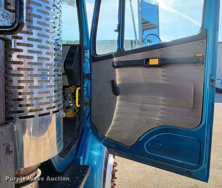 image for item DO3532 2004 Freightliner FL80 flatbed truck