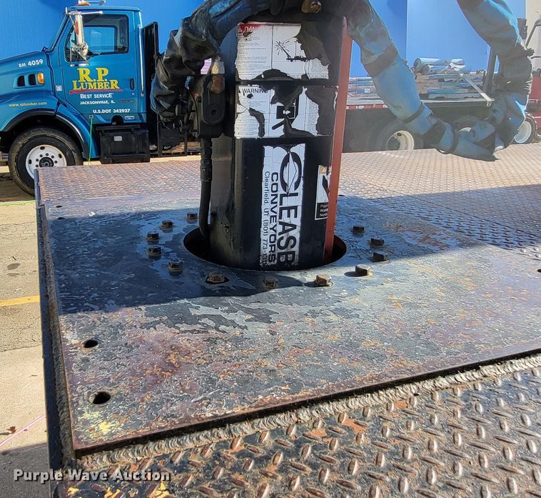 image for item DO3532 2004 Freightliner FL80 flatbed truck