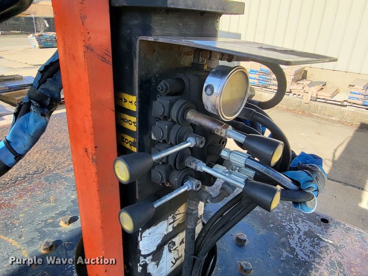 image for item DO3532 2004 Freightliner FL80 flatbed truck