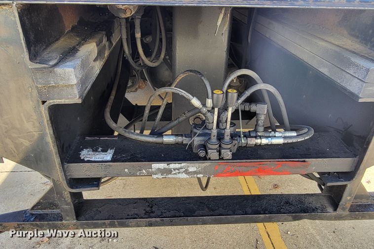 image for item DO3532 2004 Freightliner FL80 flatbed truck