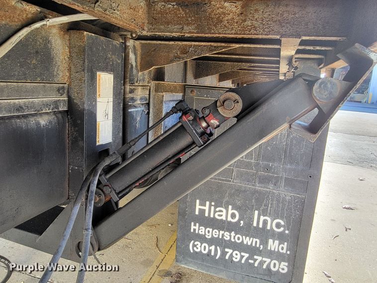 image for item DO3532 2004 Freightliner FL80 flatbed truck