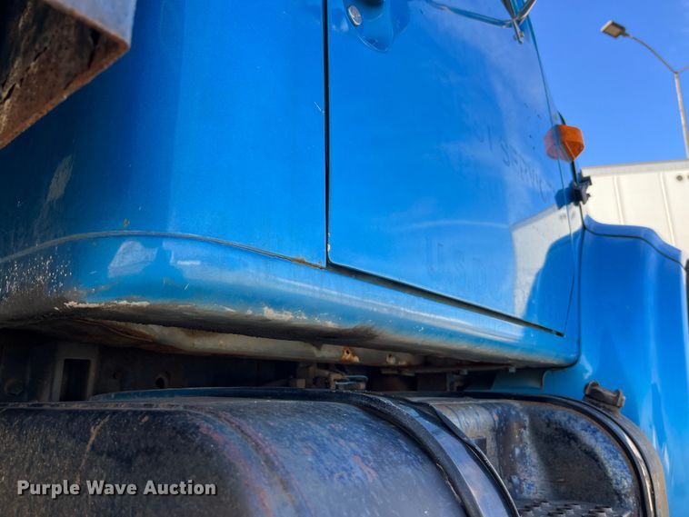 image for item DP0456 1995 International 4900  dump flatbed truck