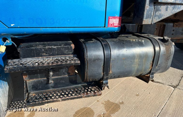 image for item DP0456 1995 International 4900  dump flatbed truck