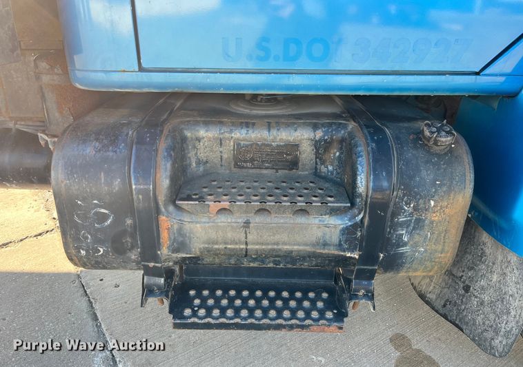 image for item DP0456 1995 International 4900  dump flatbed truck