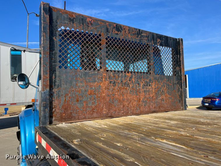 image for item DP0456 1995 International 4900  dump flatbed truck