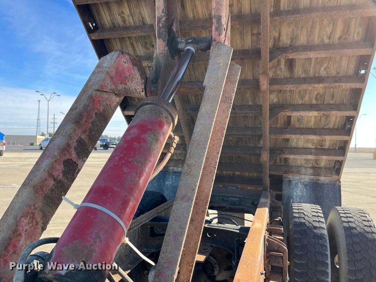 image for item DP0456 1995 International 4900  dump flatbed truck