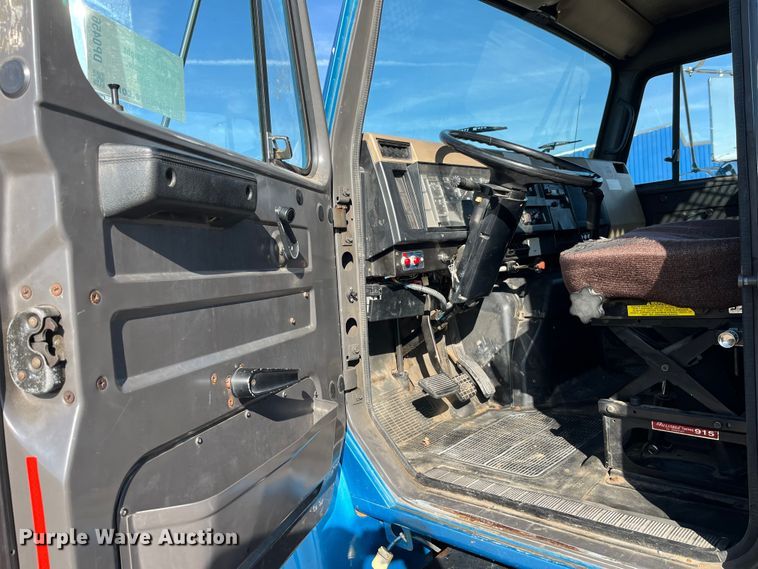 image for item DP0456 1995 International 4900  dump flatbed truck